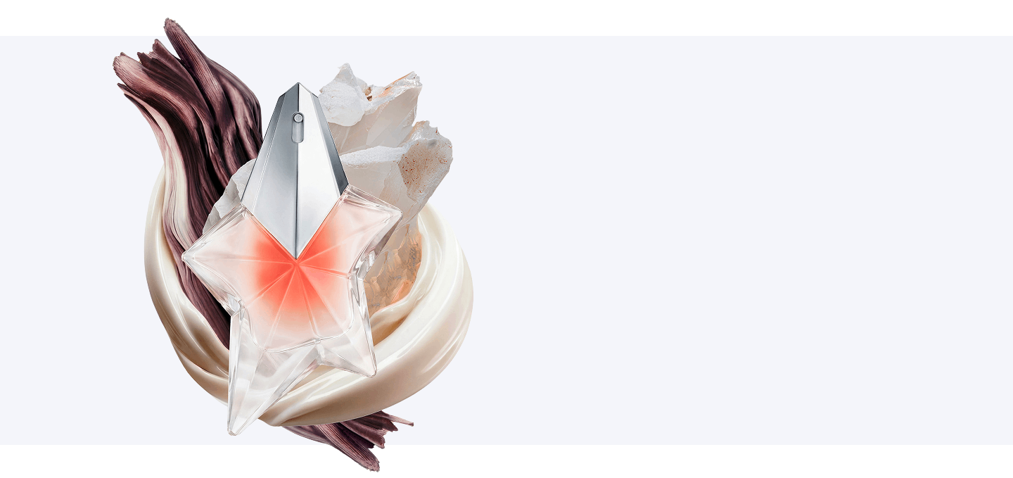 Composition visuelle d'un parfum en forme d'étoile sur une représentation de ses principaux ingrédients. Fond rose clair.