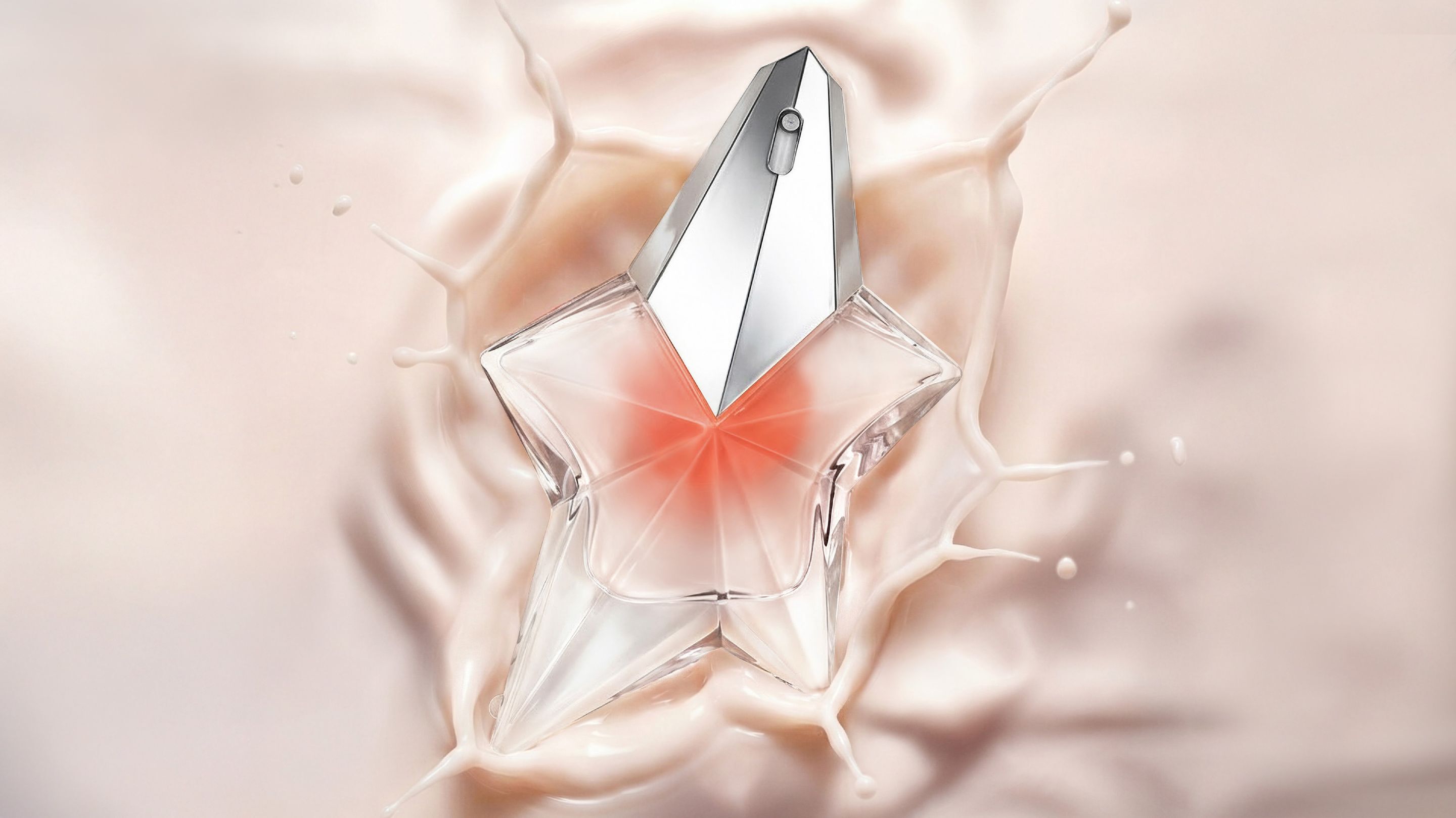 un parfum rose en forme d'étoile sur un fond liquide crémeux rose pâle.