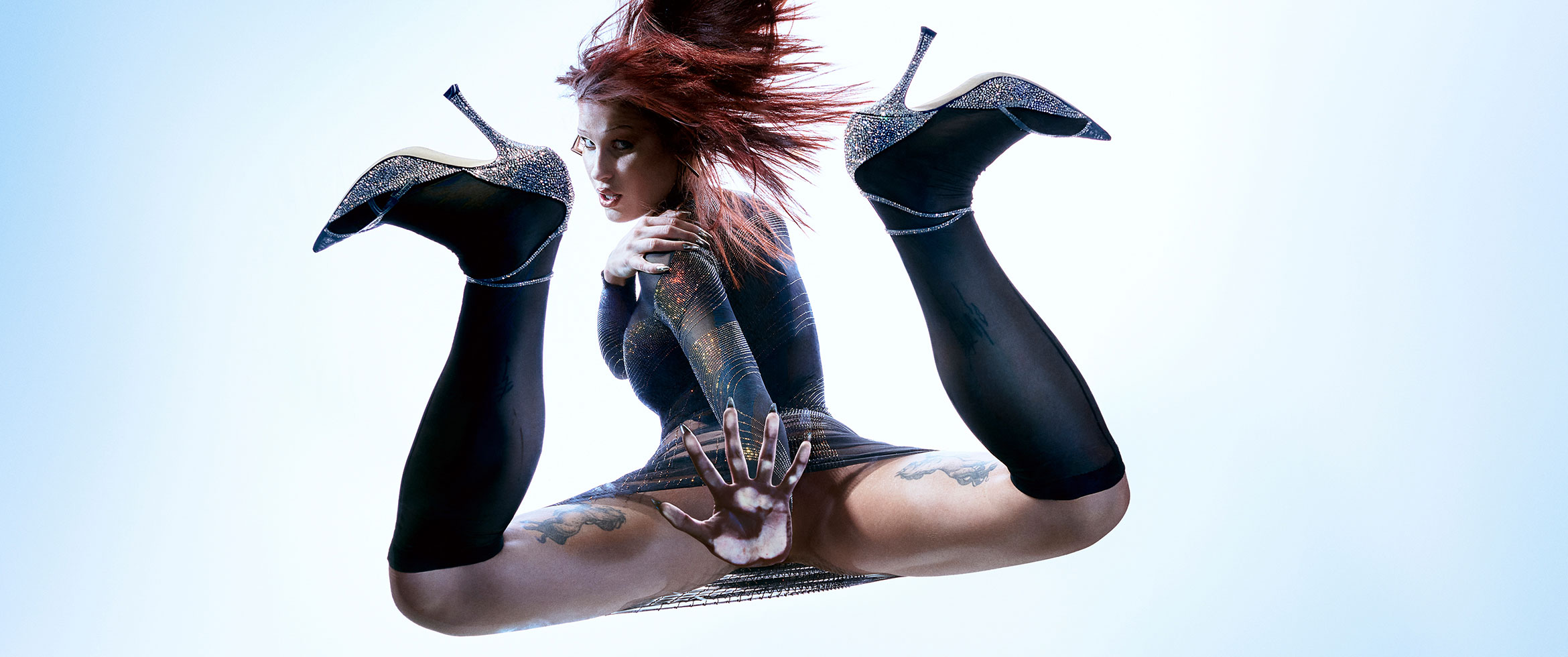 Alexandra Sock porte les escarpins en maille jimmy choo/mugler