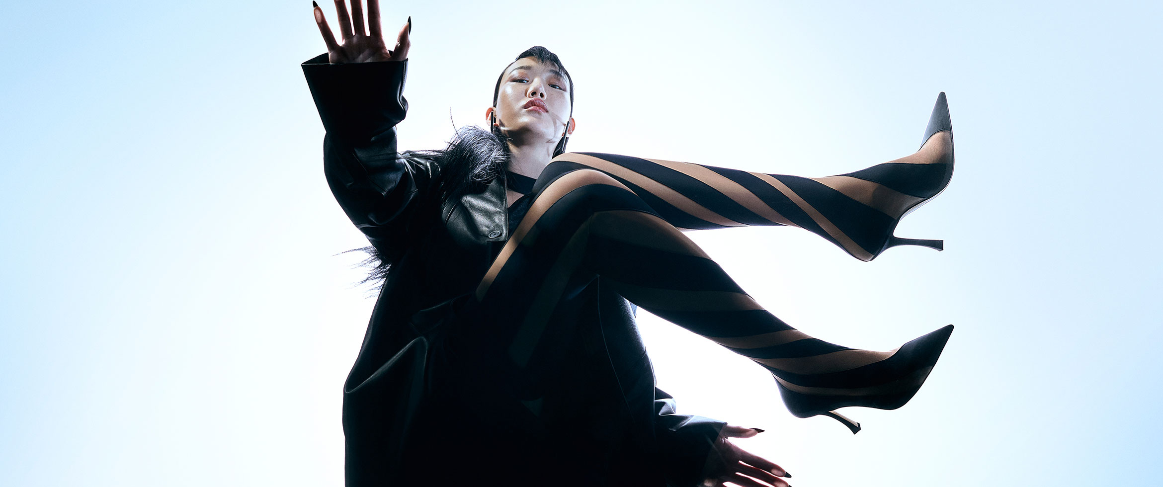 Sora Choi porte les cuissardes jimmy choo/mugler 