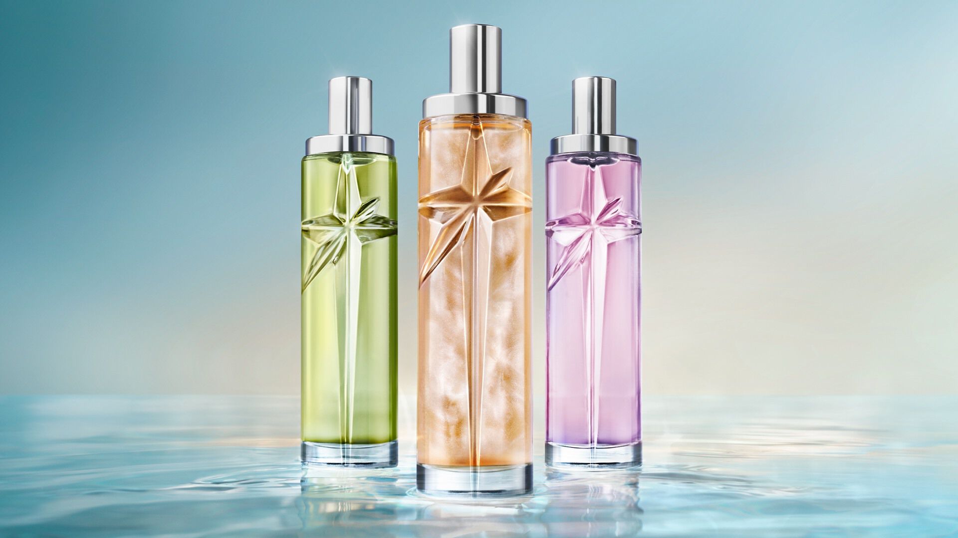 une femme aux cheveux longs blonds qui tient un parfum dans sa main sur un fond bleu