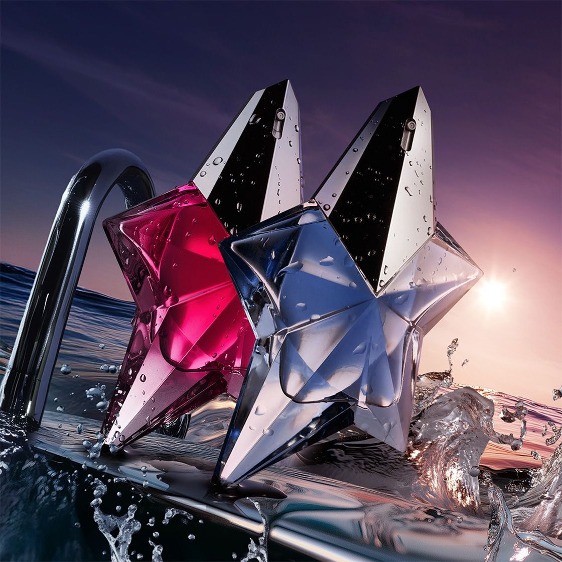 duo de parfums rose et bleu mugler posé sur l'eau