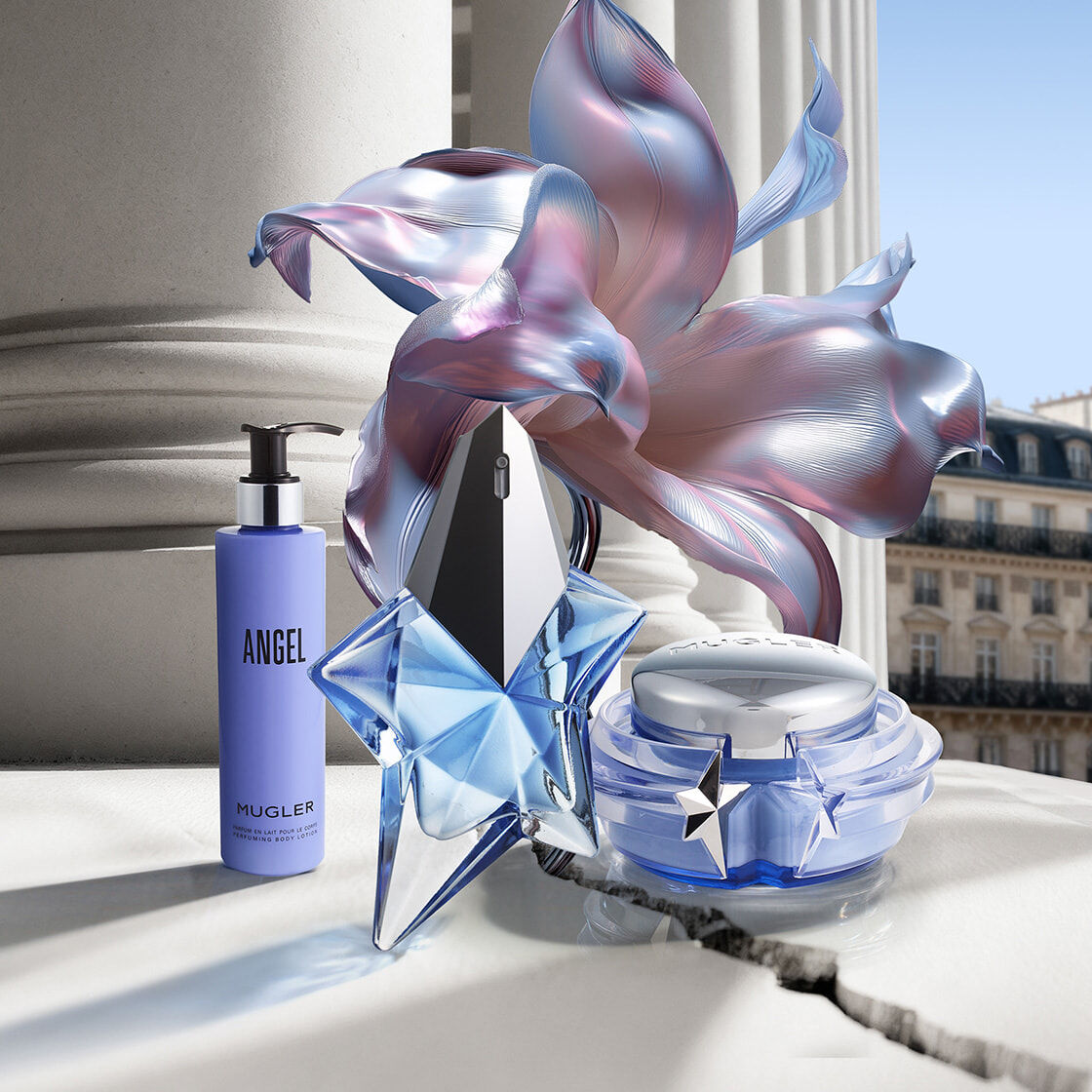 Bannière de la campagne Mugler pour la Fete des Mères 2026, mettant en scène les célèbres mannequins « Angel » dans un décor floral céleste et un paysage parisien, en hommage aux mères exceptionnelles.