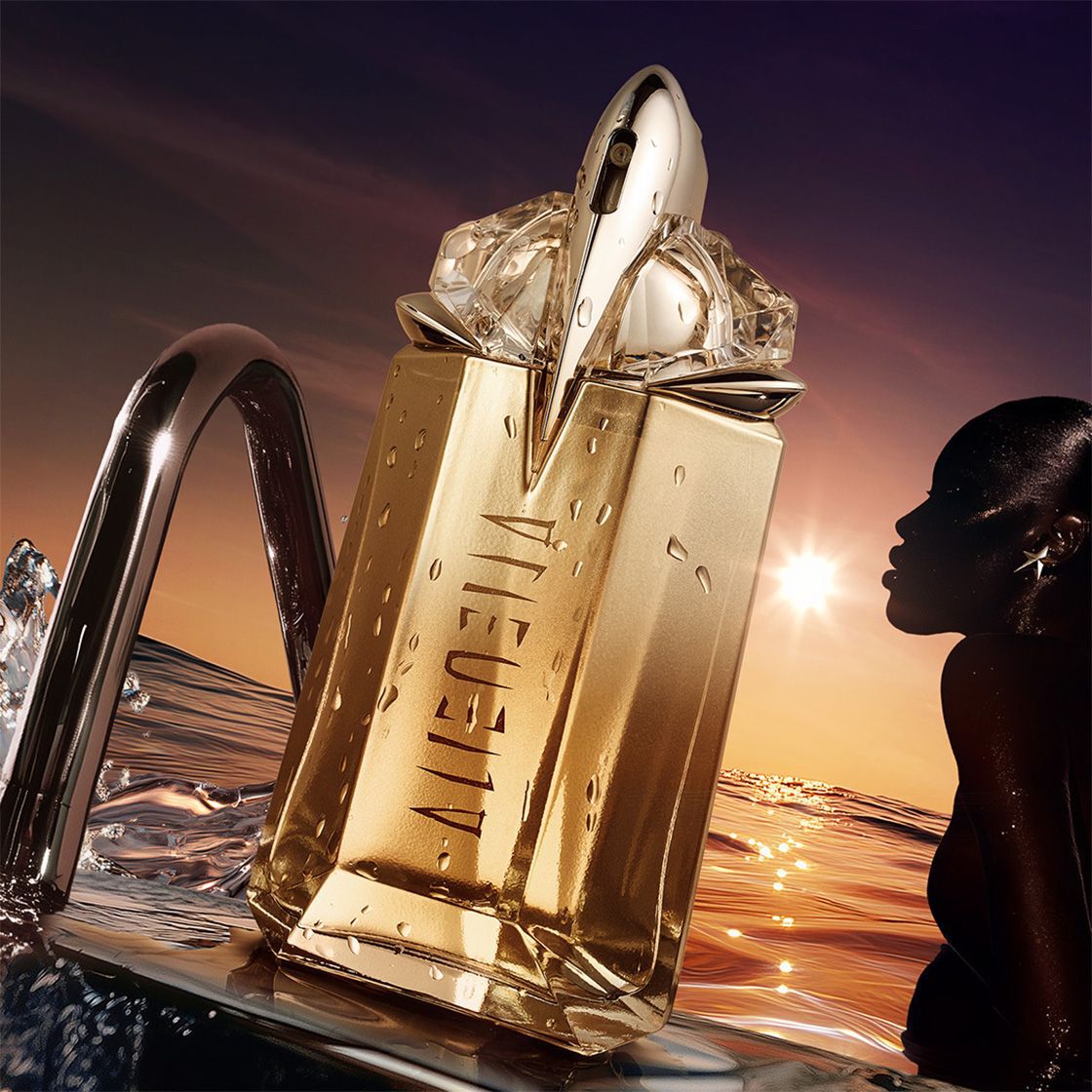 flacon jaune alien goddess eau de parfum mugler posé sur l'eau