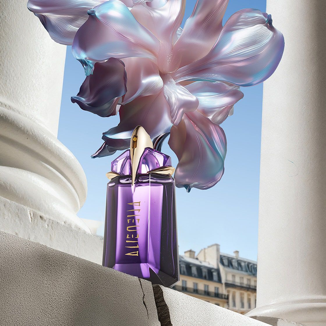 Bannière de la campagne Mugler pour la Fete des Mères 2026, mettant en scène le flacon emblématique du parfum Alien Eau de Parfum dans un paysage floral et parisien aux allures célestes, en hommage aux mères exceptionnelles.