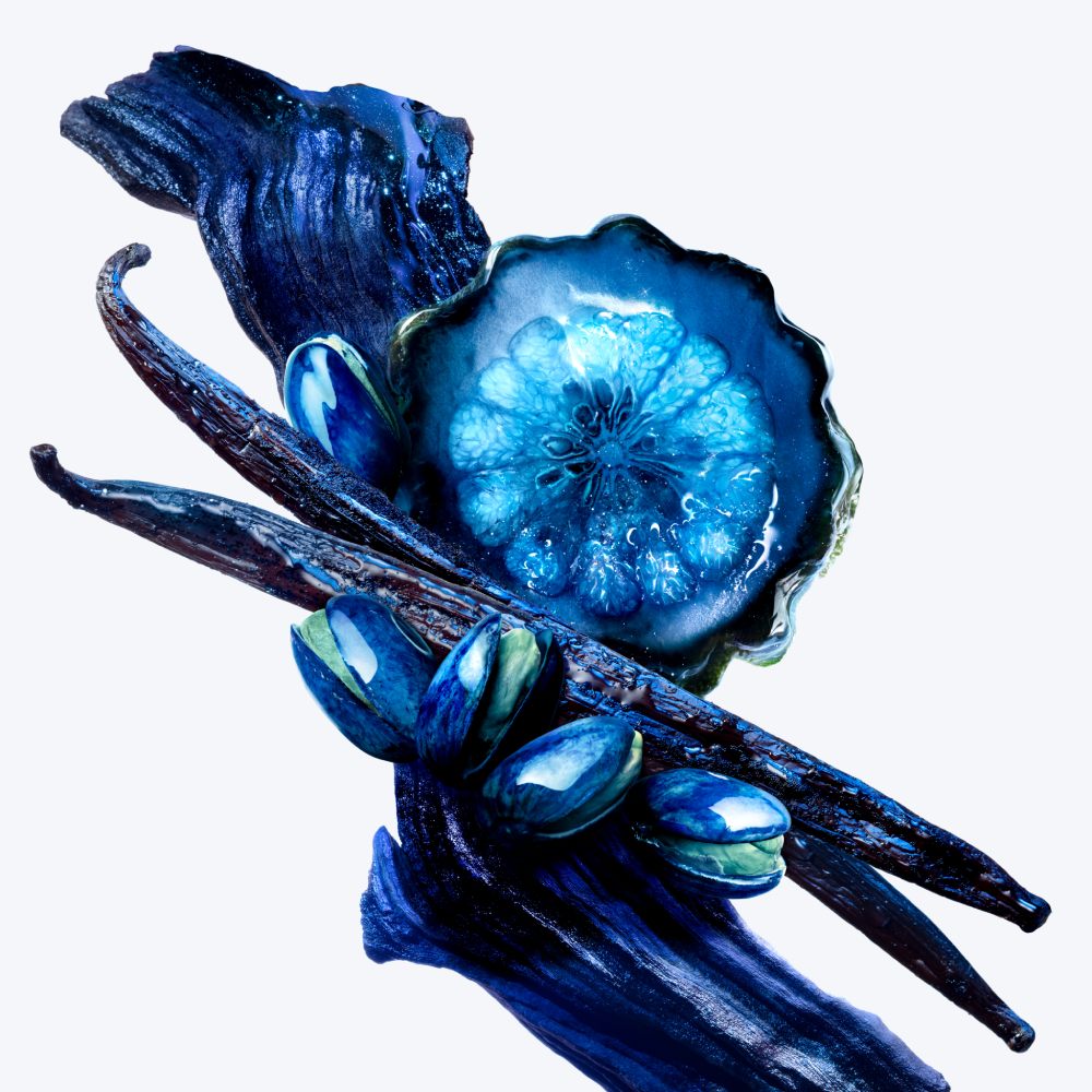 Composition artistique de couleurs bleu vif, représentant des fleurs et des éléments naturels stylisés.