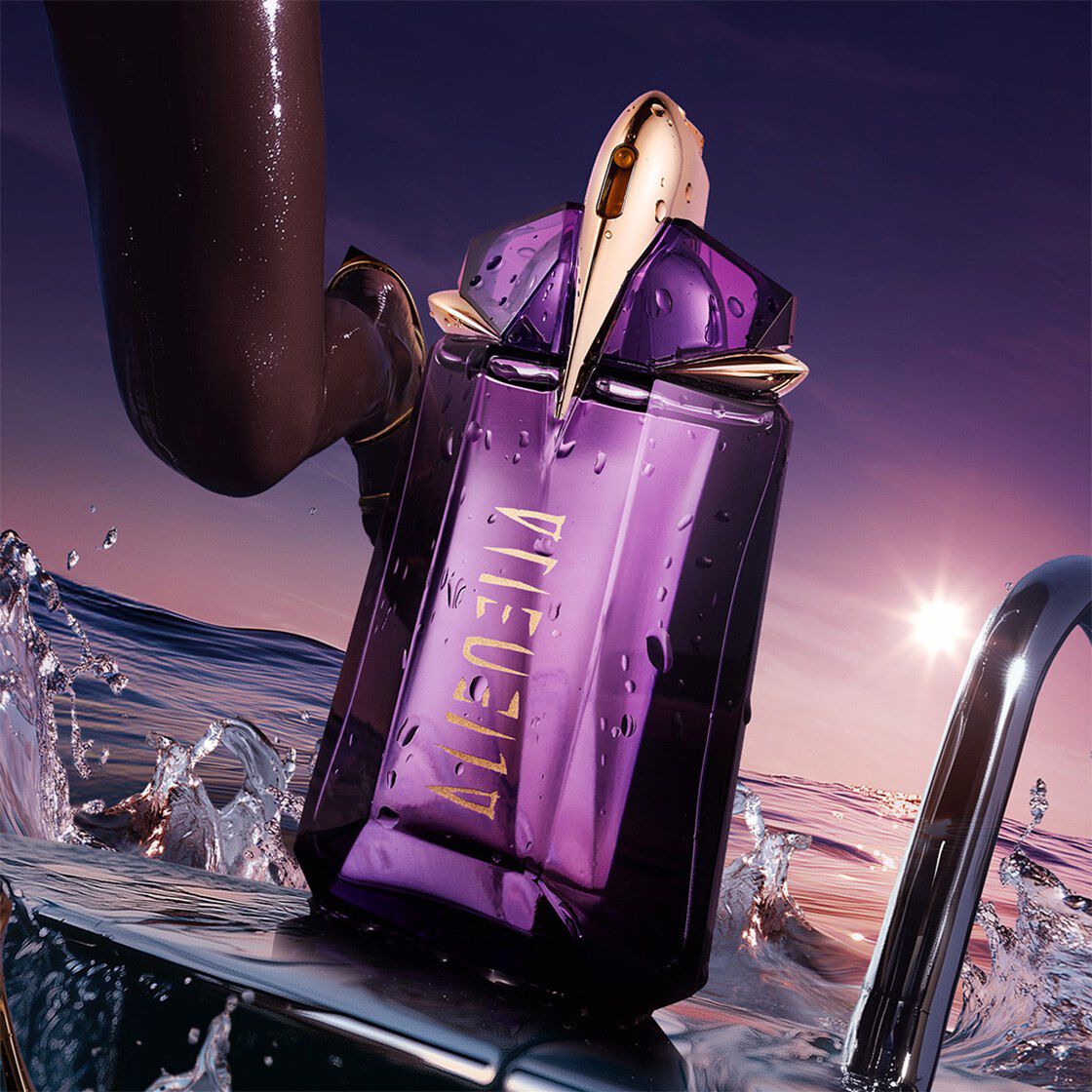 flacon violet alien eau de parfum mugler posé sur l'eau