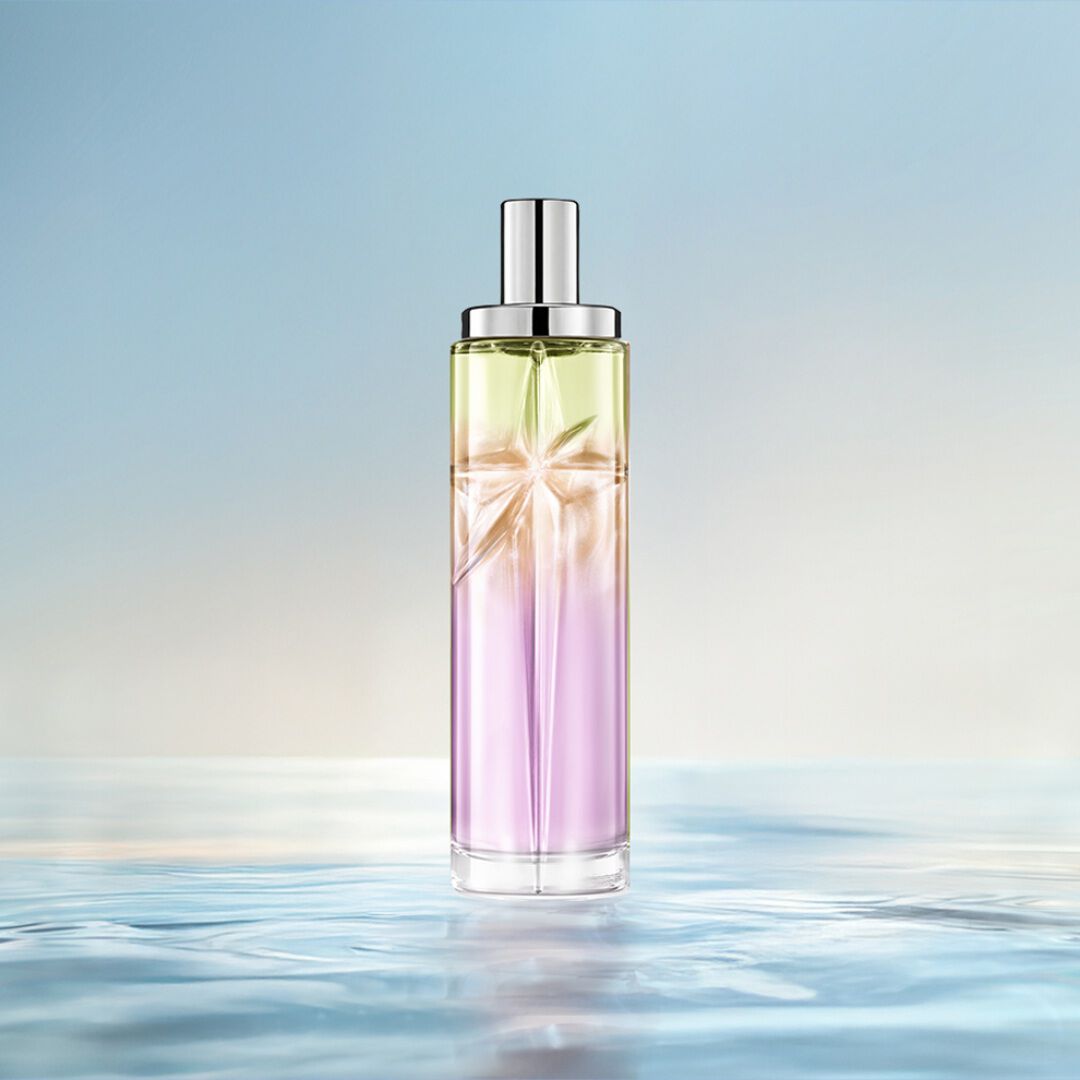 un flacon de parfum vert et rose sur un fond bleu