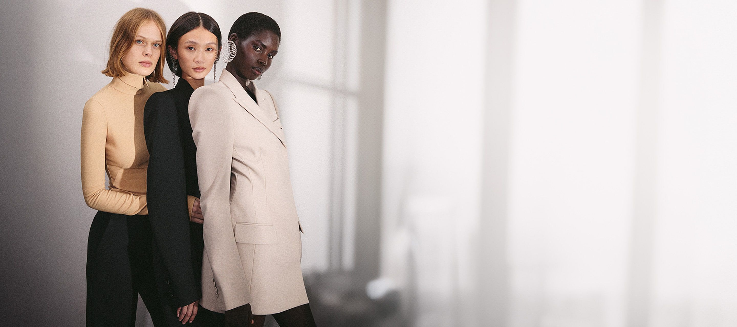 Trois mannequins aux styles variés, vetus de tenues Mugler sur mesure, posent côte à cote, à coté d une invitation à « rejoindre le Mugler Circle » pour bénéficier de récompenses et d'expériences exceptionnelles à l'occasion de la fête des Mères 2026.