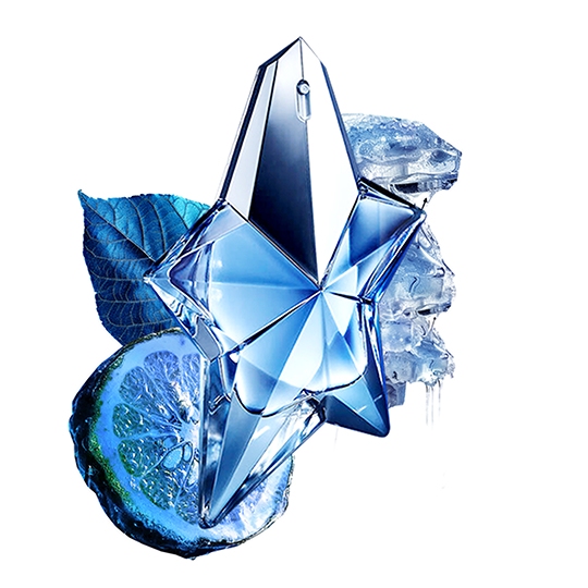 Flacon de parfum en forme d'étoile, bleu, entouré de glaçons, de feuilles et d'une rondelle de citron vert.
