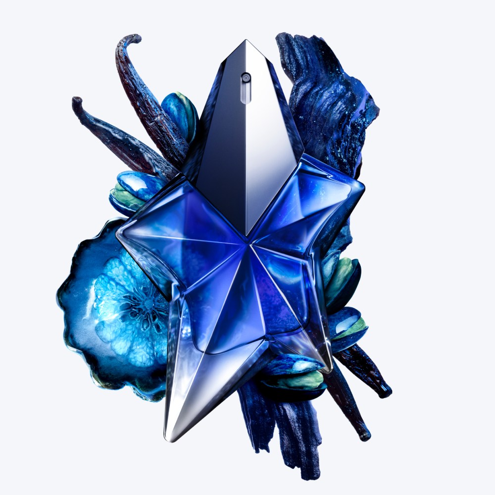 Flacon de parfum en forme d'étoile, bleu, entouré de fleurs et de vanille sur fond clair.