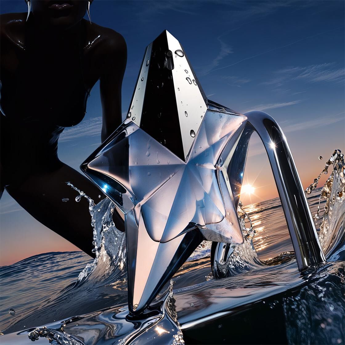 flacon bleu angel eau de parfum mugler posé sur l'eau