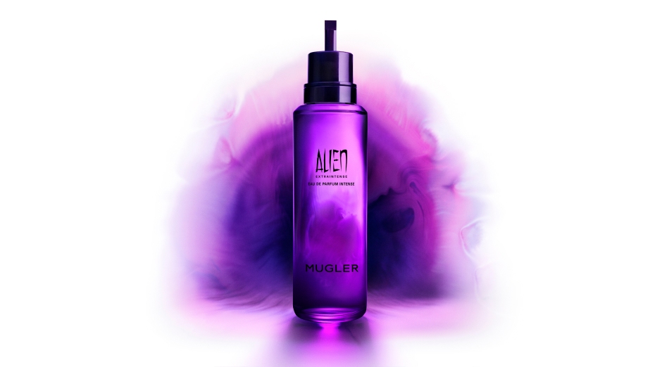 Flacon de parfum 'Alien' de Mugler, violet, avec un fond brumeux dans des tons similaires. Élégance mystique.