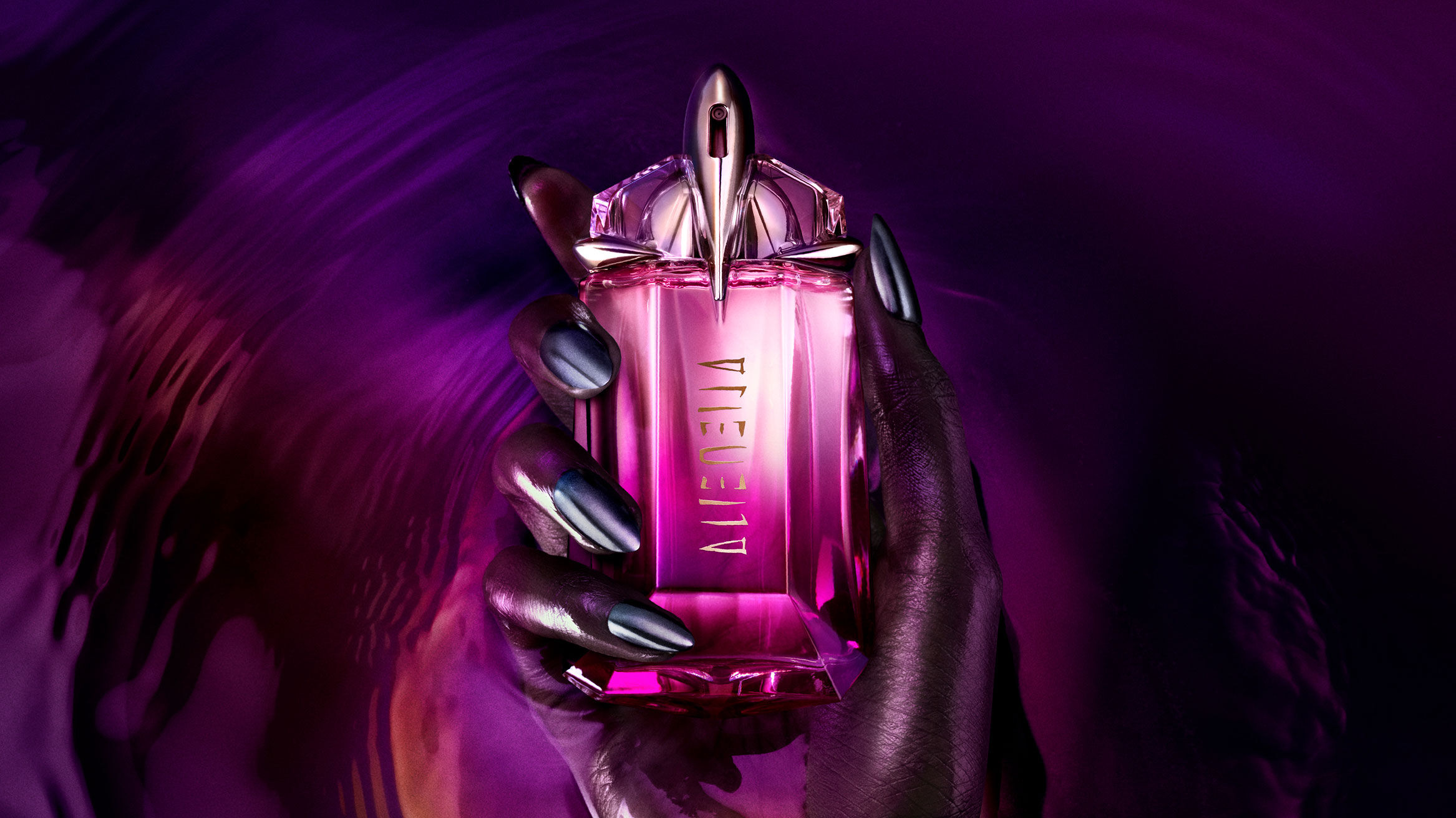 un parfum alien pulp rose mugler tenu dans une main