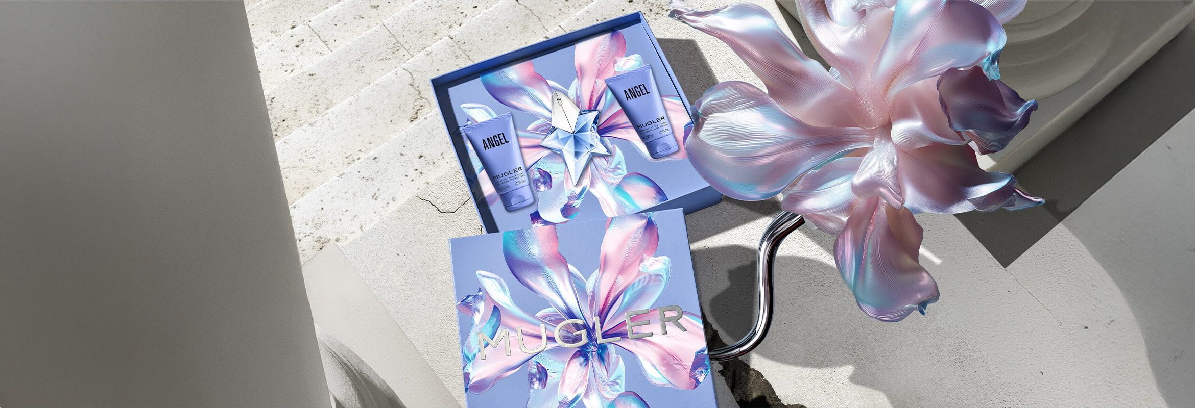 Coffret cadeau Mugler Angel Eau de Parfum pour la Fete des Mères 2026, comprenant un flacon talisman rechargeable de 30 ml, ainsi qu'une lotion corporelle et un gel douche parfumés, le tout présenté dans un coffret cadeau violet de luxe.