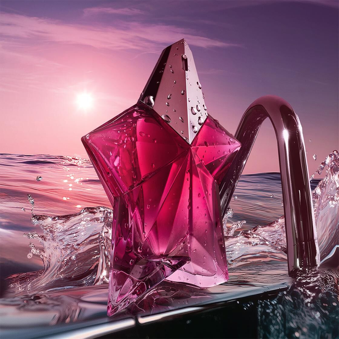 flacon rose angel nova eau de parfum mugler posé sur l'eau